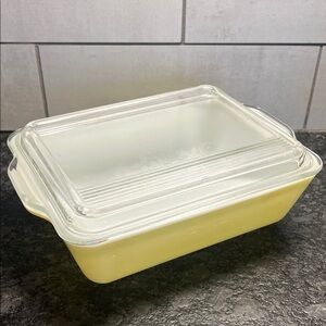 Pyrex Refrigerator Glass Baking Dish with Lid - Yellow. Good condition